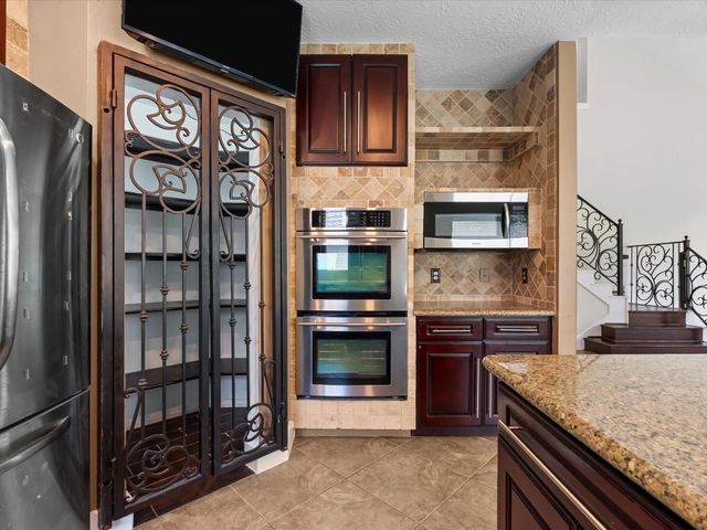 201 Lago Vista Street, Kemah, TX 77565