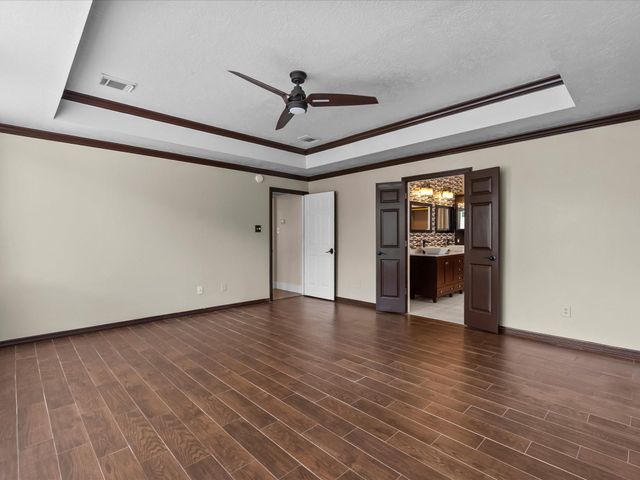 201 Lago Vista Street, Kemah, TX 77565