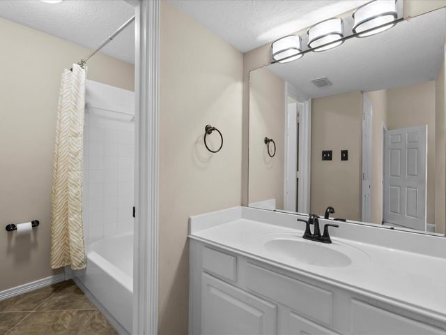 201 Lago Vista Street, Kemah, TX 77565