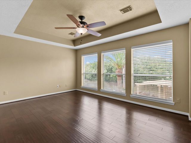 201 Lago Vista Street, Kemah, TX 77565