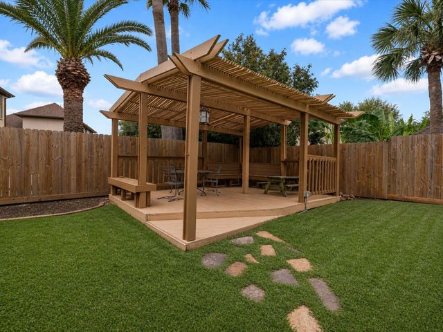 201 Lago Vista Street, Kemah, TX 77565