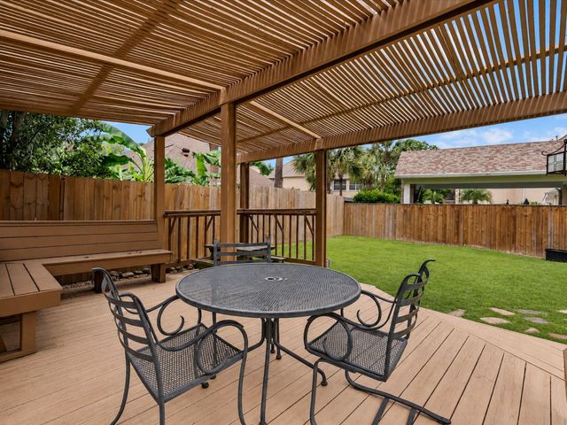 201 Lago Vista Street, Kemah, TX 77565