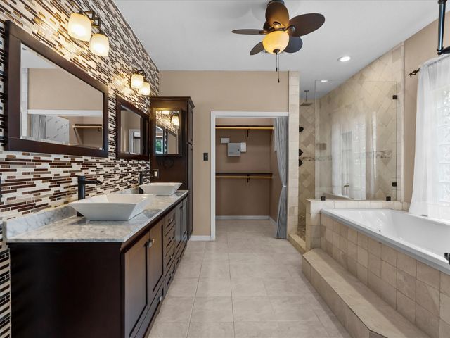 201 Lago Vista Street, Kemah, TX 77565