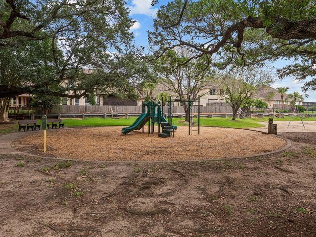 201 Lago Vista Street, Kemah, TX 77565