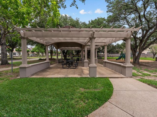 201 Lago Vista Street, Kemah, TX 77565