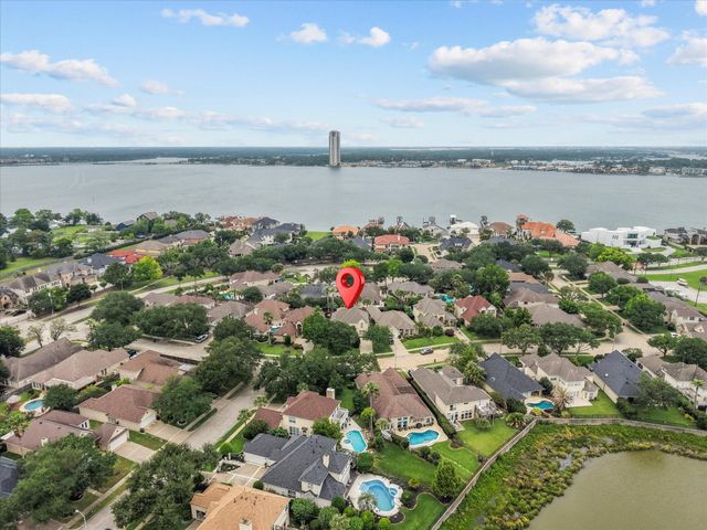 201 Lago Vista Street, Kemah, TX 77565