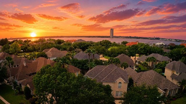 201 Lago Vista Street, Kemah, TX 77565