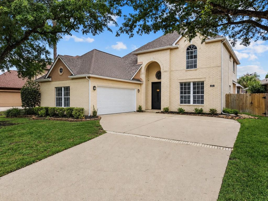 201 Lago Vista Street, Kemah, TX 77565