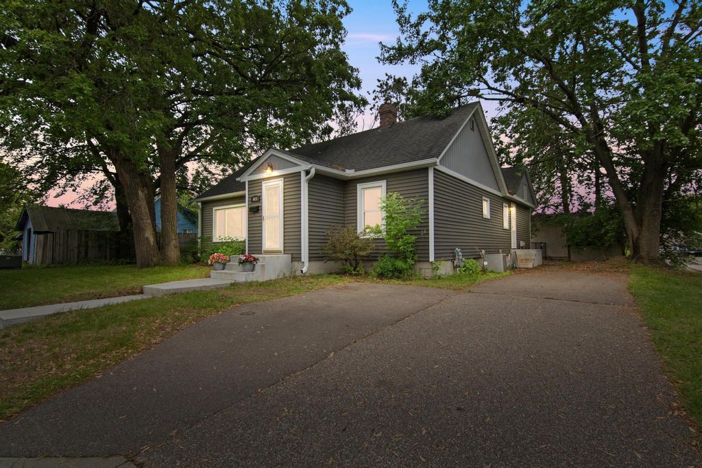 613 5th Street NW, Elk River, MN 55330