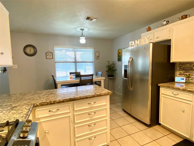 221 E Defee Avenue, Baytown, TX 77520