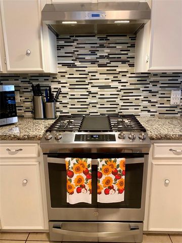 221 E Defee Avenue, Baytown, TX 77520