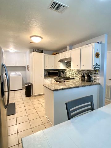 221 E Defee Avenue, Baytown, TX 77520