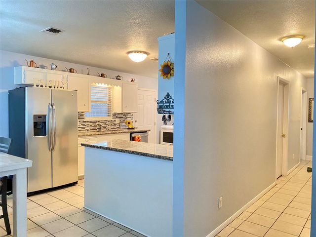 221 E Defee Avenue, Baytown, TX 77520