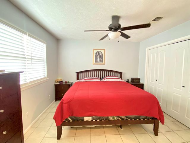 221 E Defee Avenue, Baytown, TX 77520
