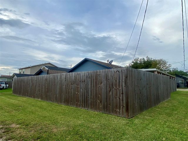 221 E Defee Avenue, Baytown, TX 77520