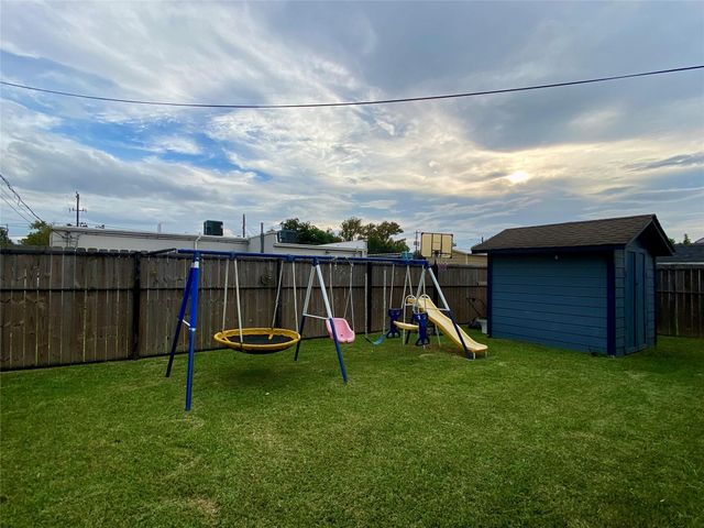 221 E Defee Avenue, Baytown, TX 77520