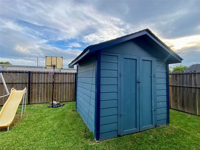 221 E Defee Avenue, Baytown, TX 77520