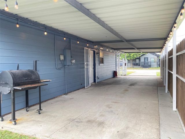 221 E Defee Avenue, Baytown, TX 77520