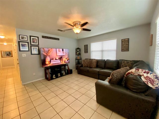 221 E Defee Avenue, Baytown, TX 77520