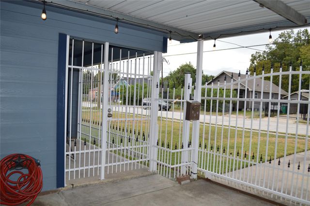 221 E Defee Avenue, Baytown, TX 77520
