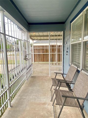 221 E Defee Avenue, Baytown, TX 77520