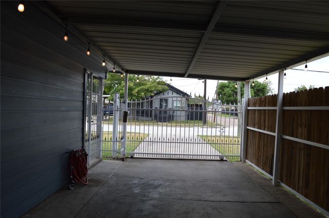221 E Defee Avenue, Baytown, TX 77520