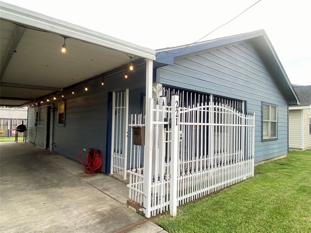221 E Defee Avenue, Baytown, TX 77520