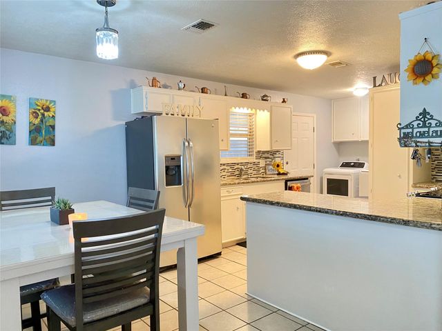 221 E Defee Avenue, Baytown, TX 77520