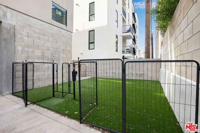5813 Lexington Avenue 203, Los Angeles, CA 90038