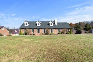 102 Pennsylvania Ave, White House, TN 37188