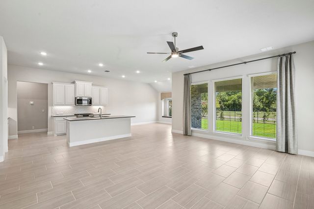 208 Oakcrest Drive, Justin, TX 76247