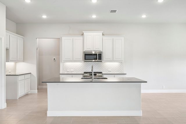 208 Oakcrest Drive, Justin, TX 76247