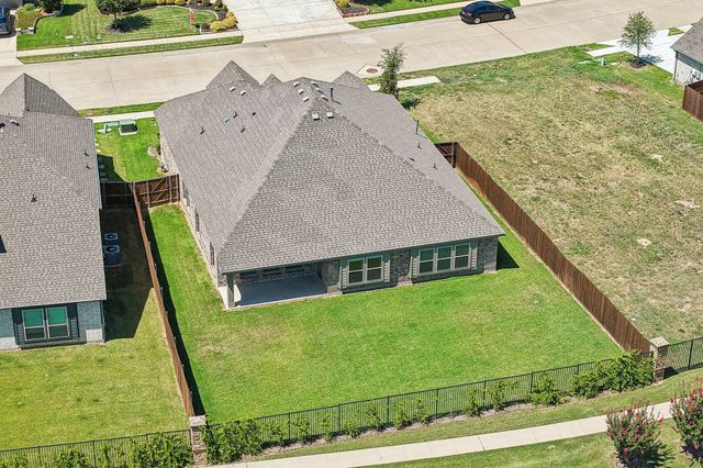 208 Oakcrest Drive, Justin, TX 76247