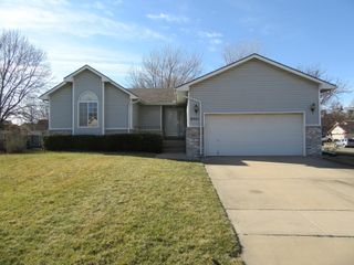8933 W Meadow Knoll Ct, Wichita, KS 67205