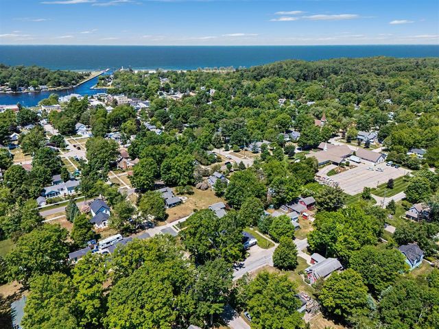 382 E 3rd Street, Pentwater, MI 49449