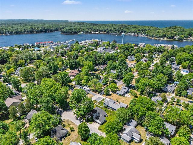 382 E 3rd Street, Pentwater, MI 49449