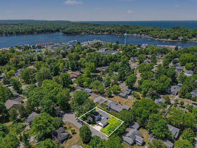 382 E 3rd Street, Pentwater, MI 49449