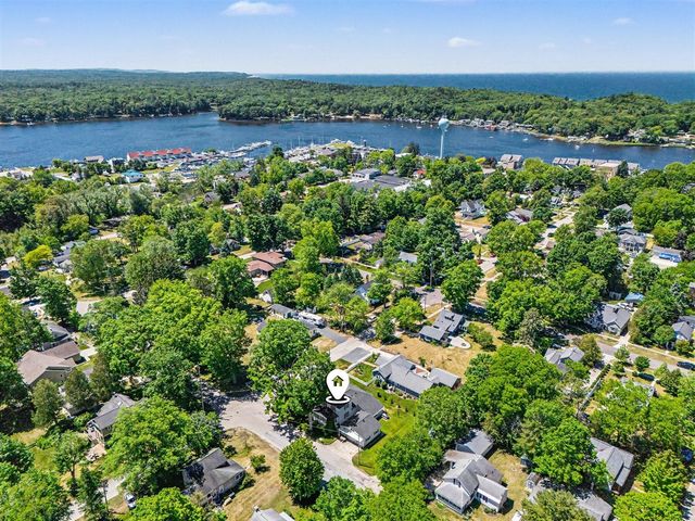 382 E 3rd Street, Pentwater, MI 49449