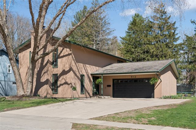 912 Juniper Dr, Iowa City, IA 52245