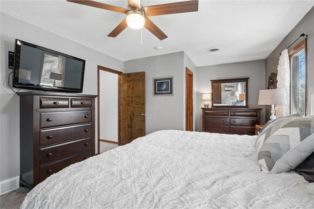 912 Juniper Dr, Iowa City, IA 52245