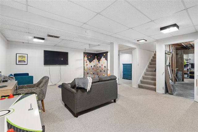 912 Juniper Dr, Iowa City, IA 52245