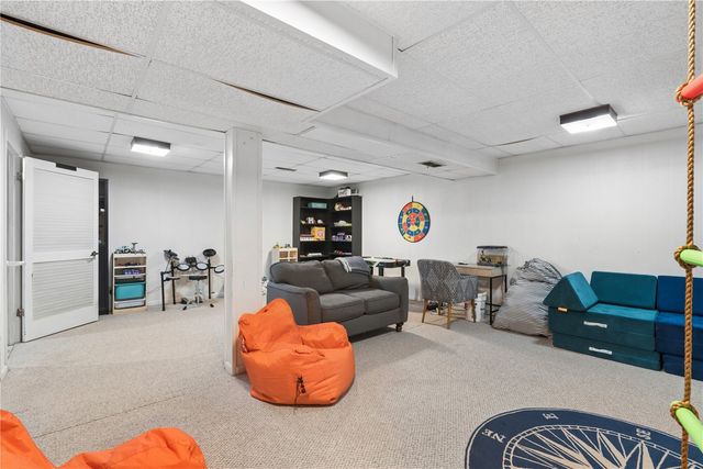912 Juniper Dr, Iowa City, IA 52245