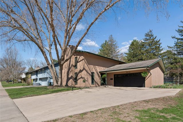 912 Juniper Dr, Iowa City, IA 52245