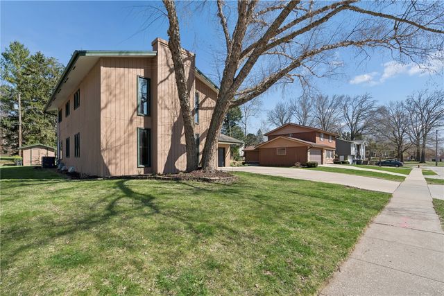 912 Juniper Dr, Iowa City, IA 52245