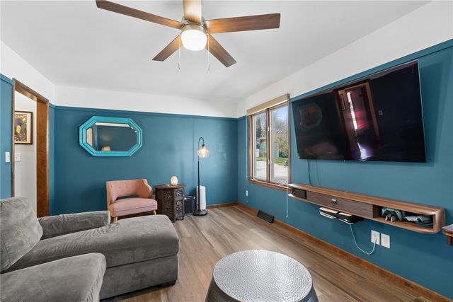 912 Juniper Dr, Iowa City, IA 52245