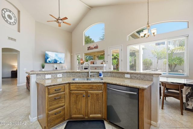 12884 N Pioneer Way, Oro Valley, AZ 85755