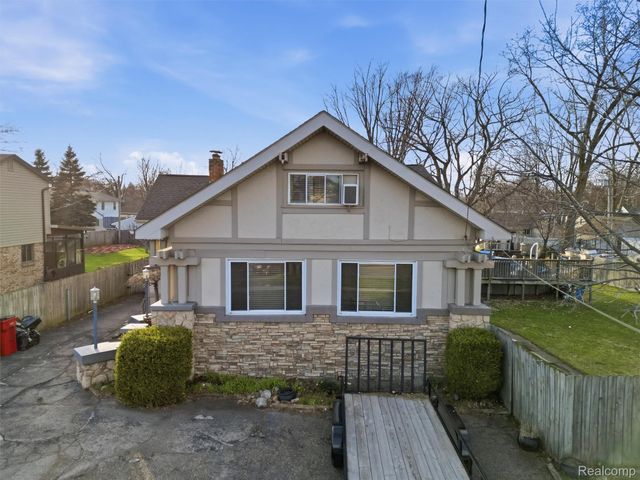 34327 Jefferson Avenue, Harrison Charter Township, MI 48045