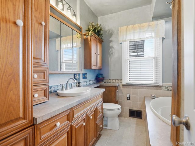 34327 Jefferson Avenue, Harrison Charter Township, MI 48045