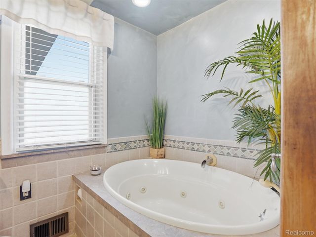 34327 Jefferson Avenue, Harrison Charter Township, MI 48045