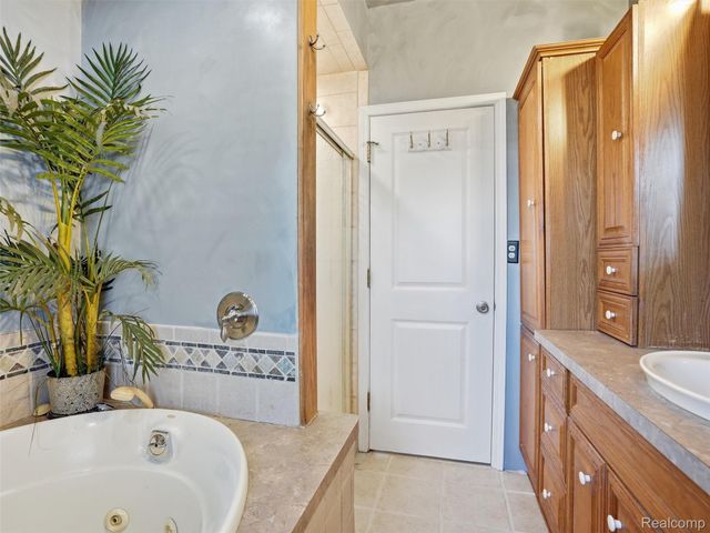 34327 Jefferson Avenue, Harrison Charter Township, MI 48045